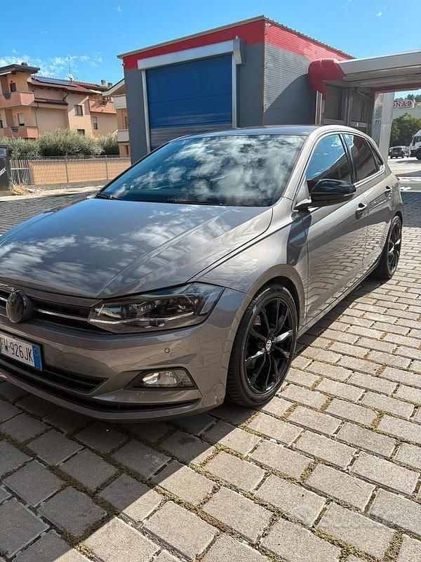 Grigio Usata 2019 VW Polo Tre volumi | 14.000 € (Cara) - Immagine 1/4