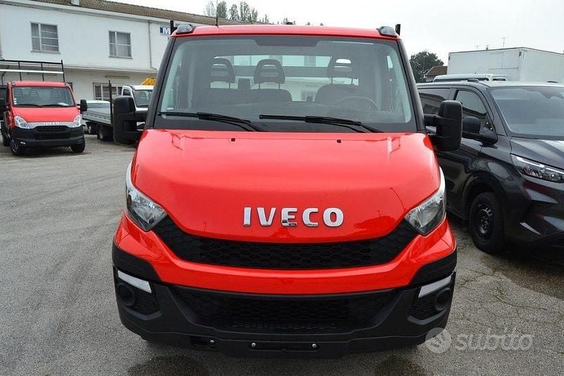 Usata Iveco Daily 130 CV (95 kW) 2016 Rosso Cabrio