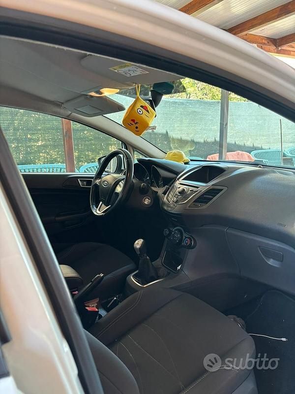 Usata Ford Fiesta 80 CV (58 kW) 2014 Bianco Utilitaria