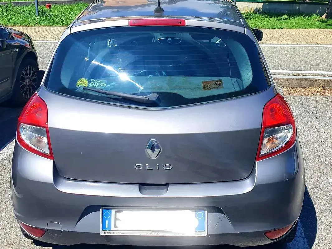 Usata Renault Clio III Dynamique 75 CV (55 kW) 2011 Argento Berlina