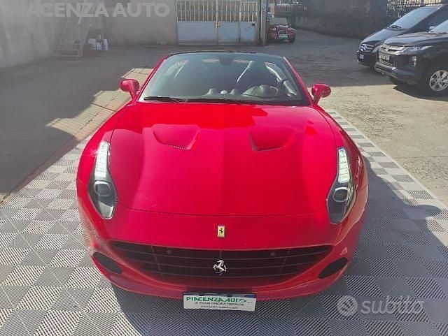 Usata Ferrari California 560 CV (411 kW) 2016 Rosso pastello Cabrio