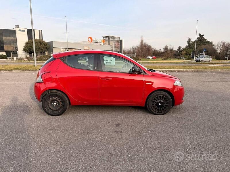 Usata Lancia Ypsilon Platinum 69 CV (50 kW) 2015 Rosso Utilitaria