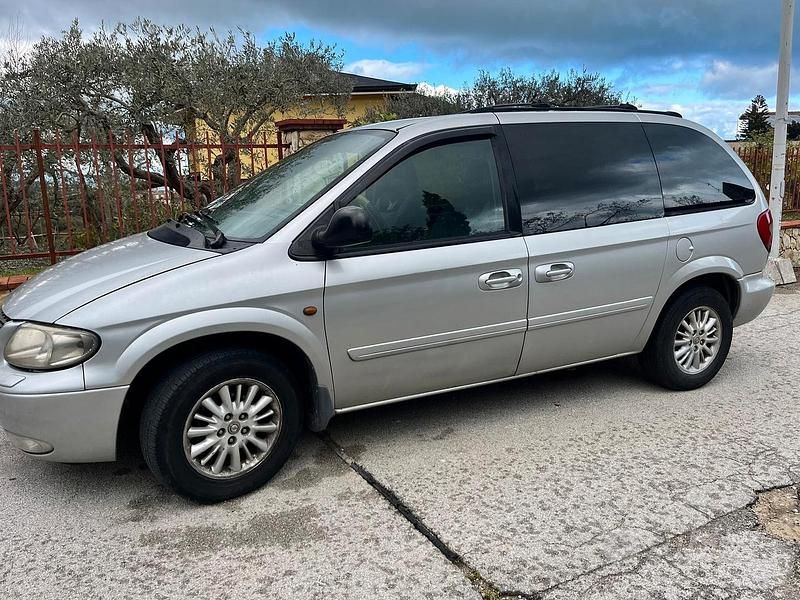 Usata Chrysler Voyager 143 CV (105 kW) 2004 Grigio Monovolume