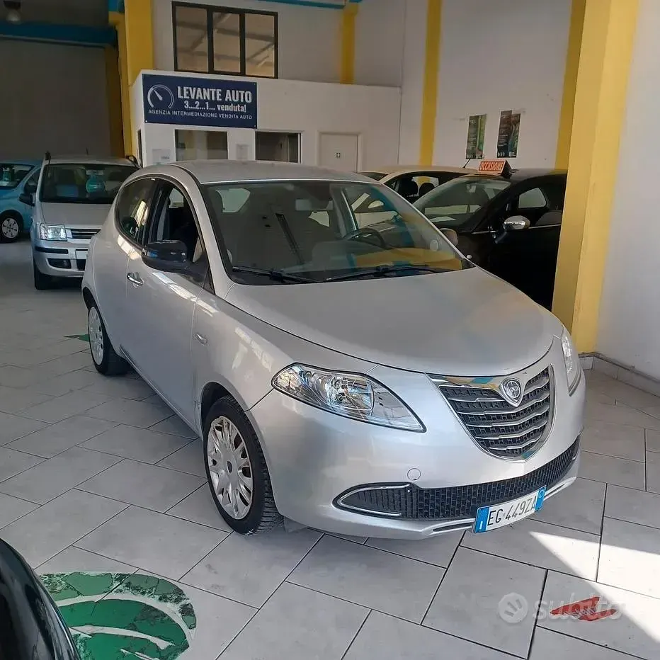 Begagnad Lancia Ypsilon 69 HK (50 kW) 2012 Grå Halvkombi