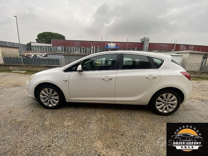 Usata Opel Astra Cosmo 110 CV (80 kW) 2010 Bianco Berlina
