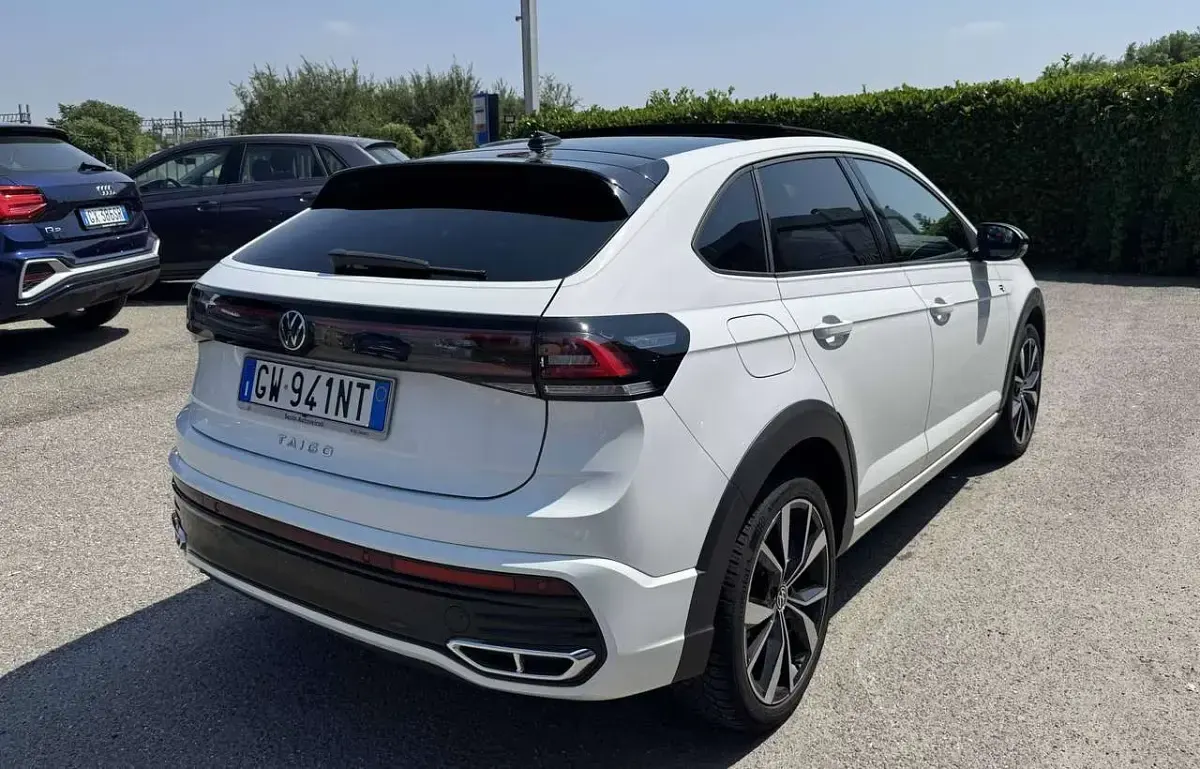 Usata VW Taigo R-line 116 CV (85 kW) 2024 Pure white tetto nero SUV