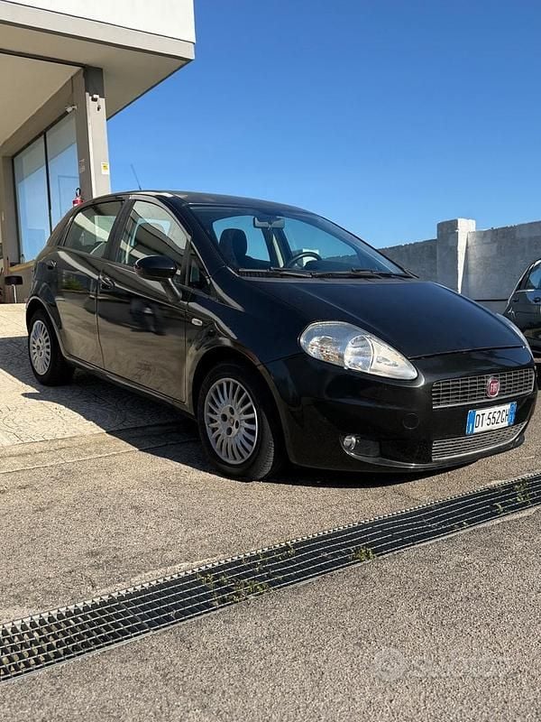 Grigio Usata 2009 Fiat Grande Punto Due volumi | 3500 € (Buon prezzo) - Immagine 1/4