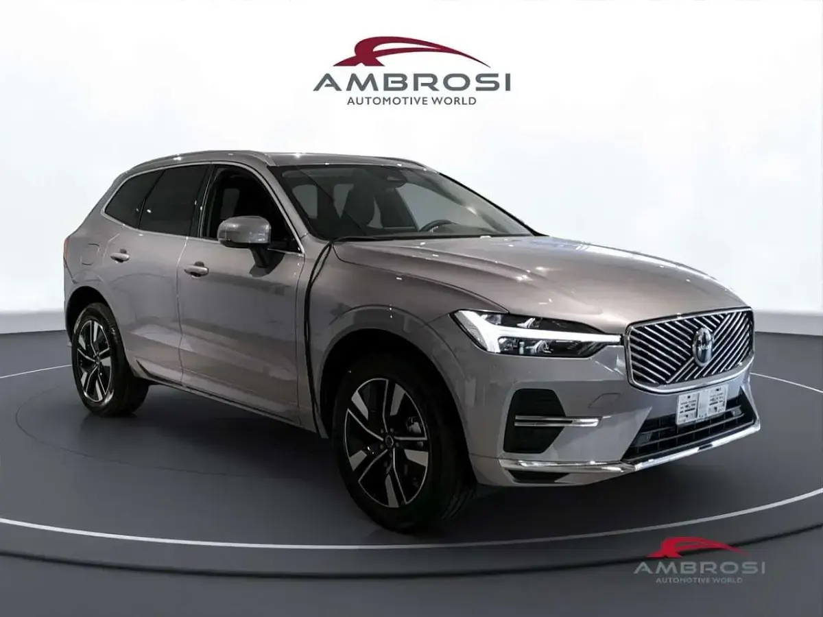 Nuova Volvo XC60 Plus 250 CV (183 kW) 2026 Aurora silver SUV