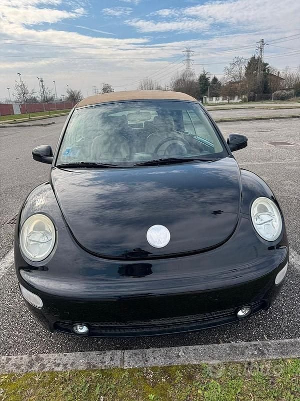 Usata VW New Beetle 102 CV (75 kW) 2005 Nero Utilitaria