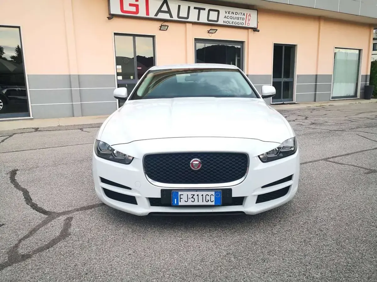 Usata Jaguar XE 179 CV (131 kW) 2017 Bianco Berlina