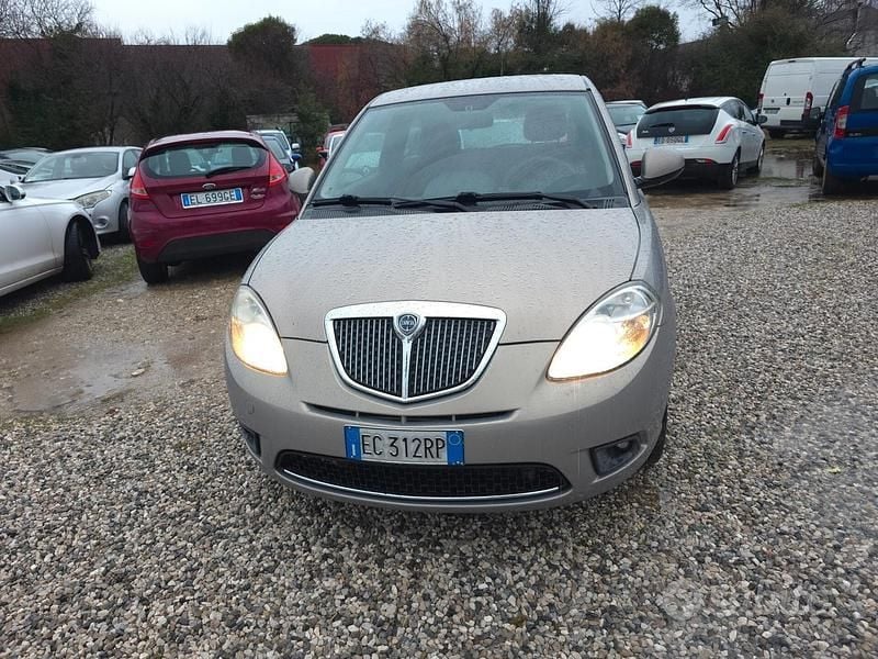 Usata Lancia Ypsilon 69 CV (50 kW) 2010 Grigio Utilitaria