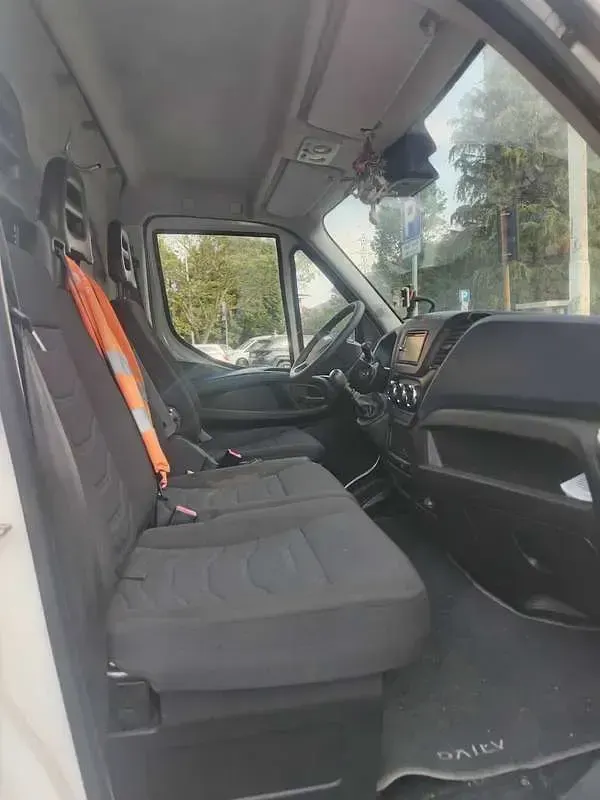 Usata Iveco Daily 776 CV (570 kW) 2018 Bianco Furgone
