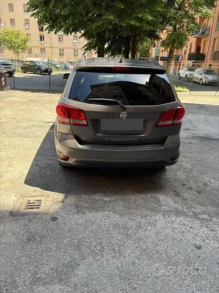 Usata Fiat Freemont 140 CV (102 kW) 2012 Grigio SUV