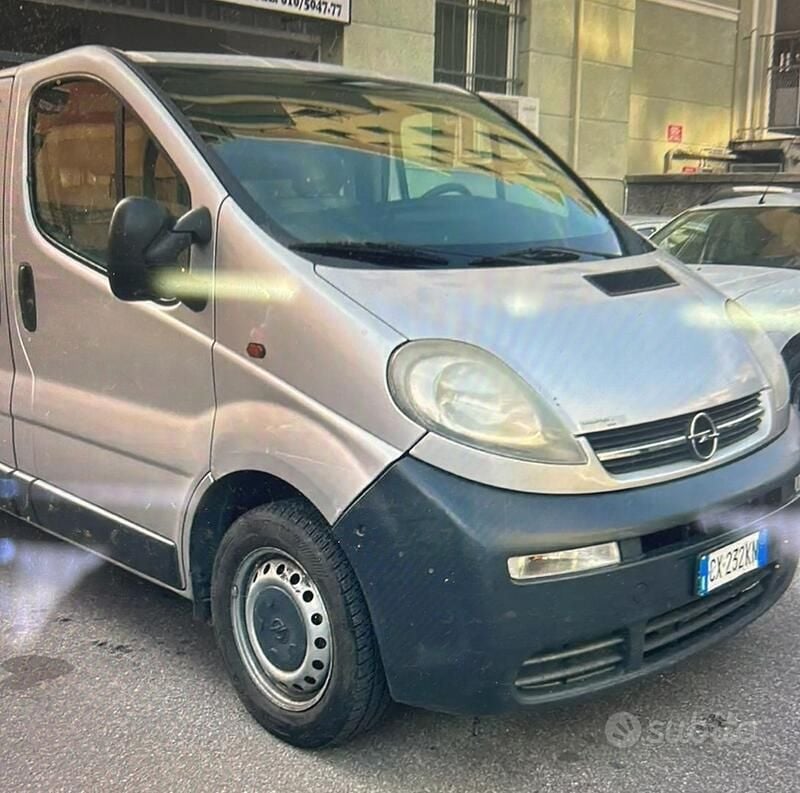 Grigio Usata 2006 Opel Vivaro Furgone | 7000 € (Buon prezzo) - Immagine 1/3