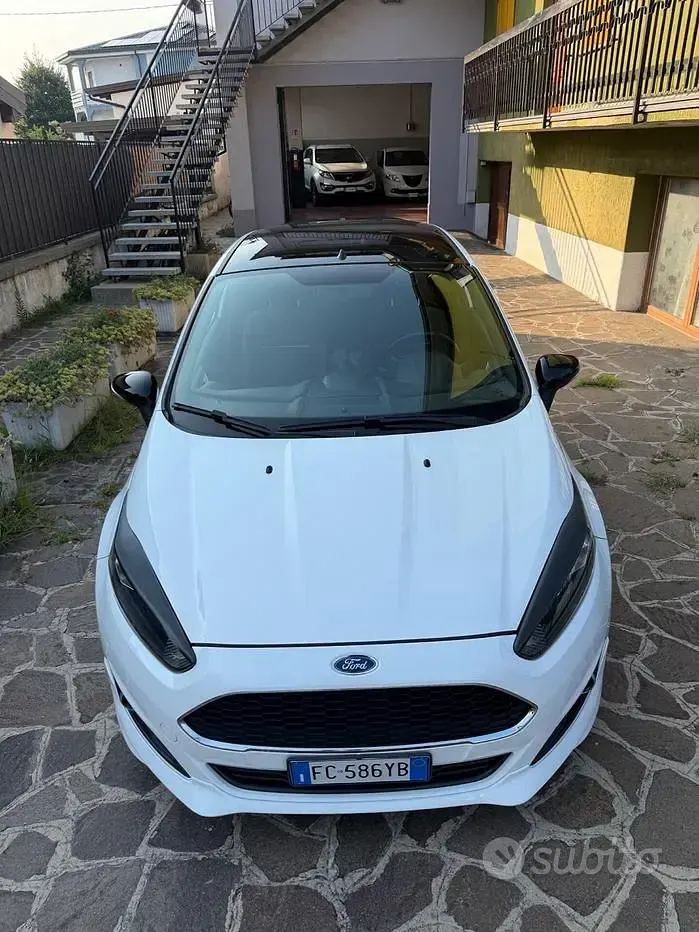 Usata Ford Fiesta 100 CV (73 kW) 2016 Bianco Utilitaria