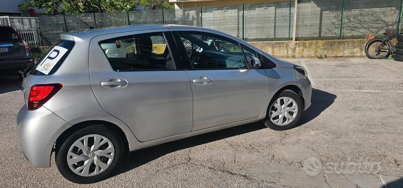 Usata Toyota Yaris 68 CV (50 kW) 2015 Grigio Berlina