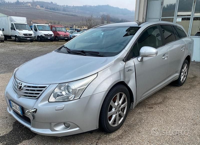 Usata Toyota Avensis 150 CV (110 kW) 2009 Grigio Station wagon
