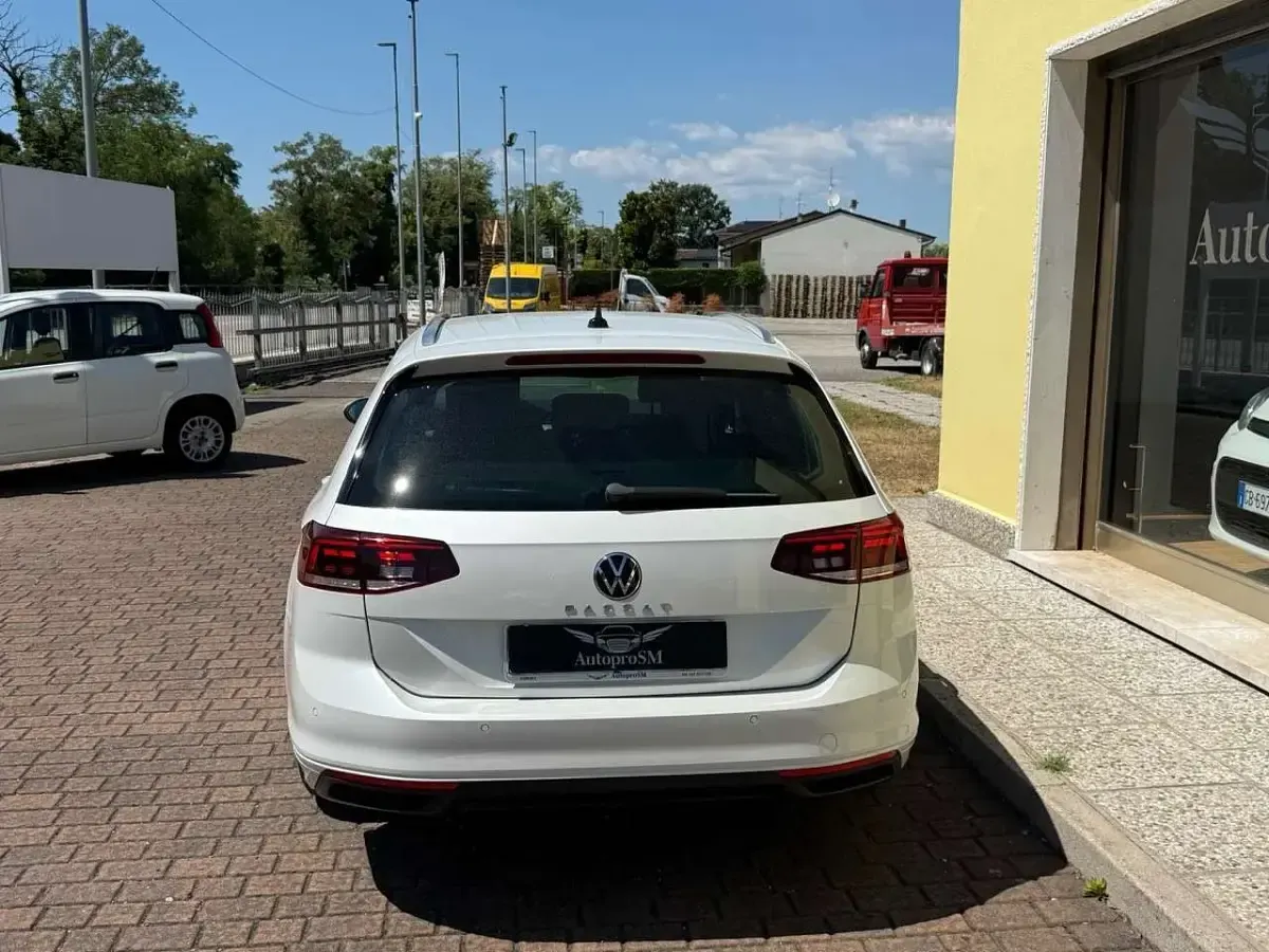 Usata VW Passat 150 CV (110 kW) 2020 Bianco perlato Station wagon