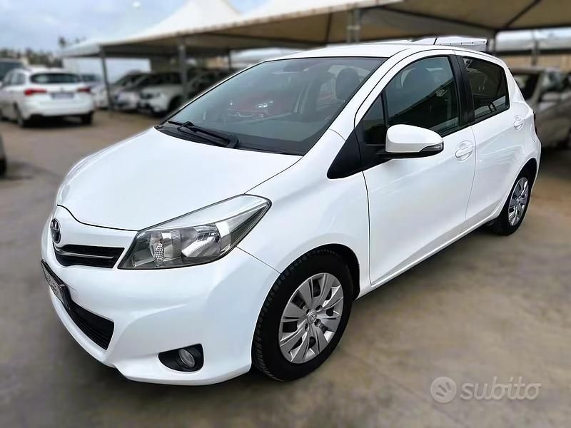 Usata Toyota Yaris Lounge 90 CV (66 kW) 2013 Bianco Utilitaria
