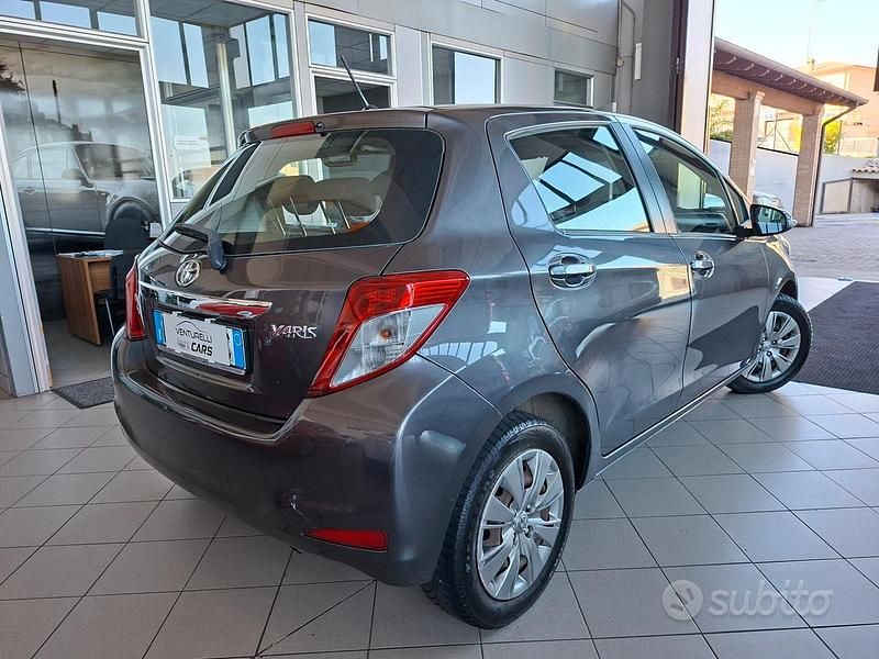 Usata Toyota Yaris Active 69 CV (50 kW) 2013 Grigio Utilitaria