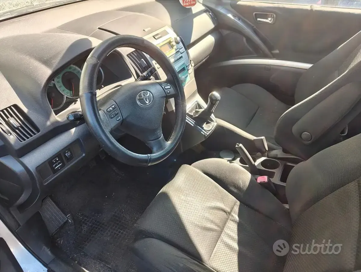 Usata Toyota Corolla Verso 116 CV (85 kW) 2005 Grigio Monovolume