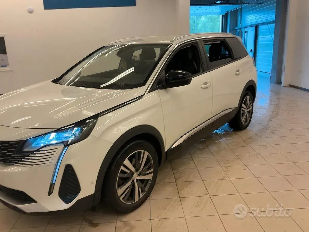 Usata Peugeot 5008 Allure 131 CV (96 kW) 2022 Bianco SUV