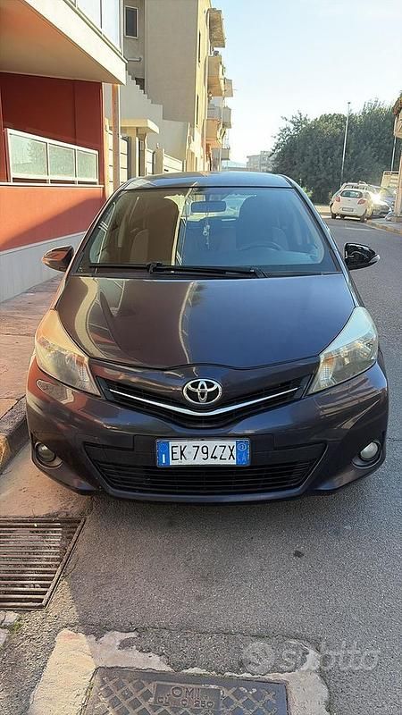 Usata Toyota Yaris 68 CV (50 kW) 2012 Blu Utilitaria