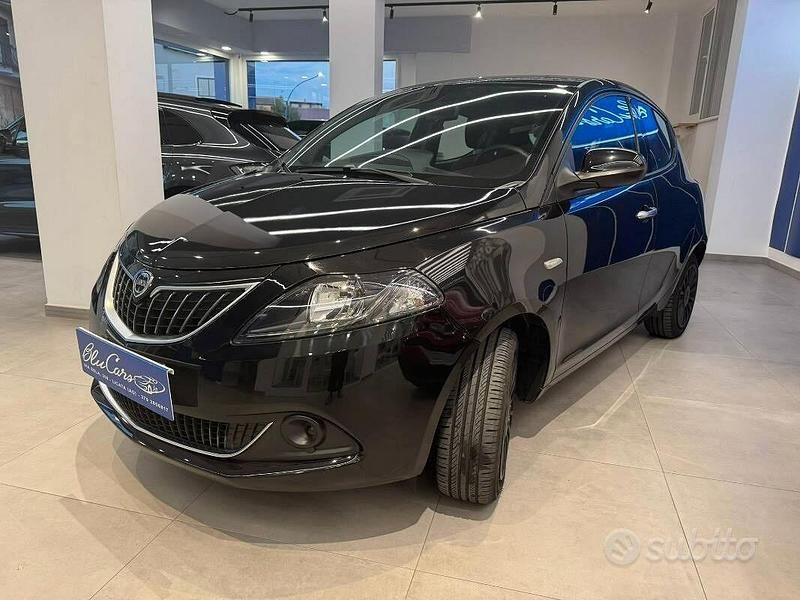 Usata Lancia Ypsilon Silver 70 CV (51 kW) 2022 Nero Utilitaria