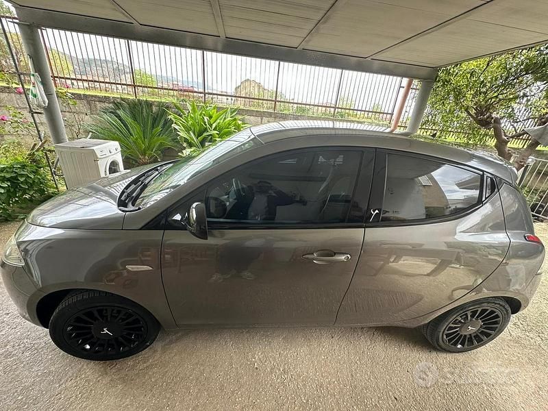 Usata Lancia Ypsilon Silver 69 CV (50 kW) 2015 Grigio Utilitaria