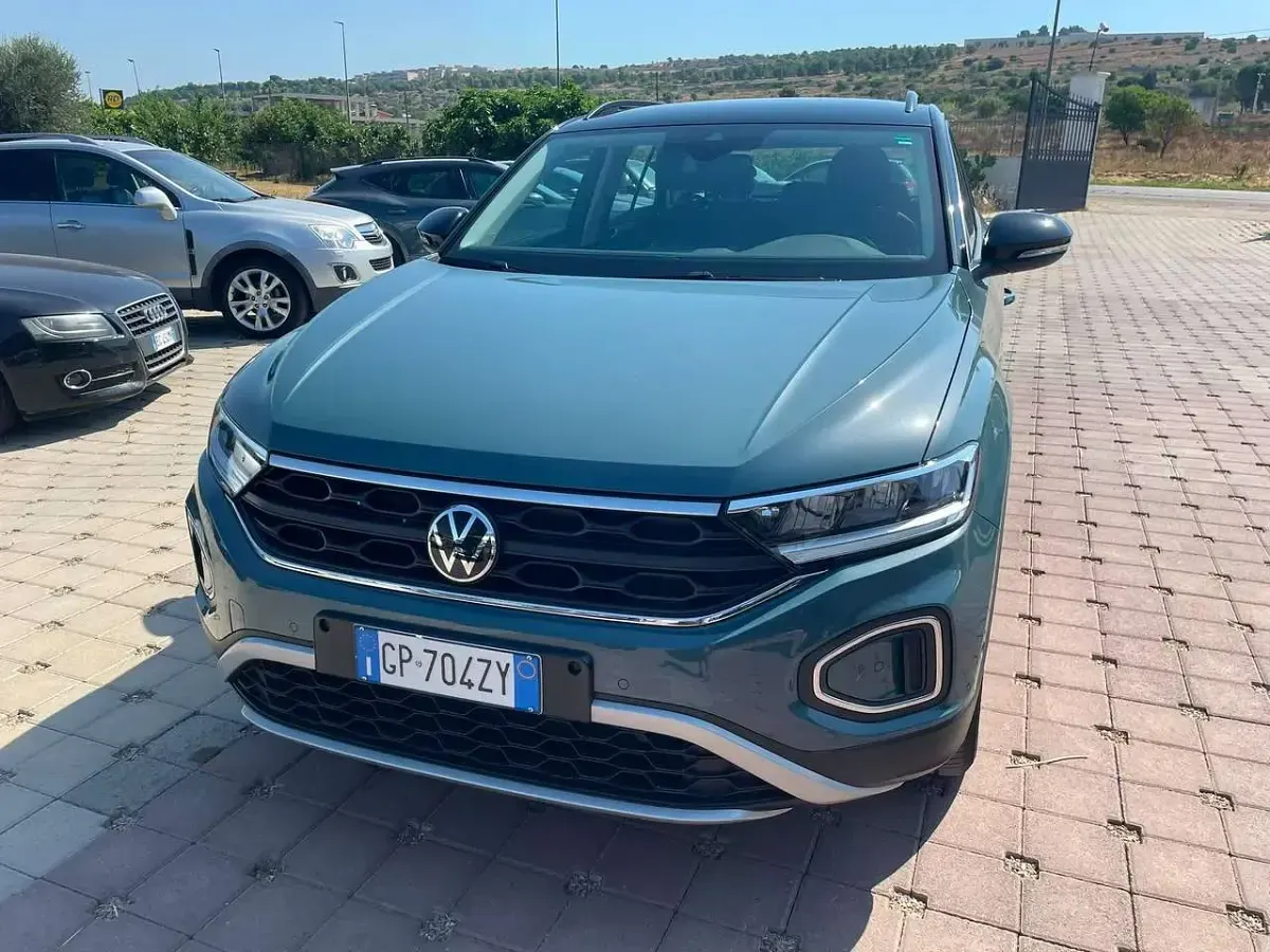 Usata VW T-Roc Life 110 CV (80 kW) 2023 Blu/azzurro SUV