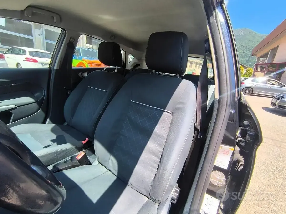 Usata Ford Fiesta 71 CV (52 kW) 2011 Blu Berlina