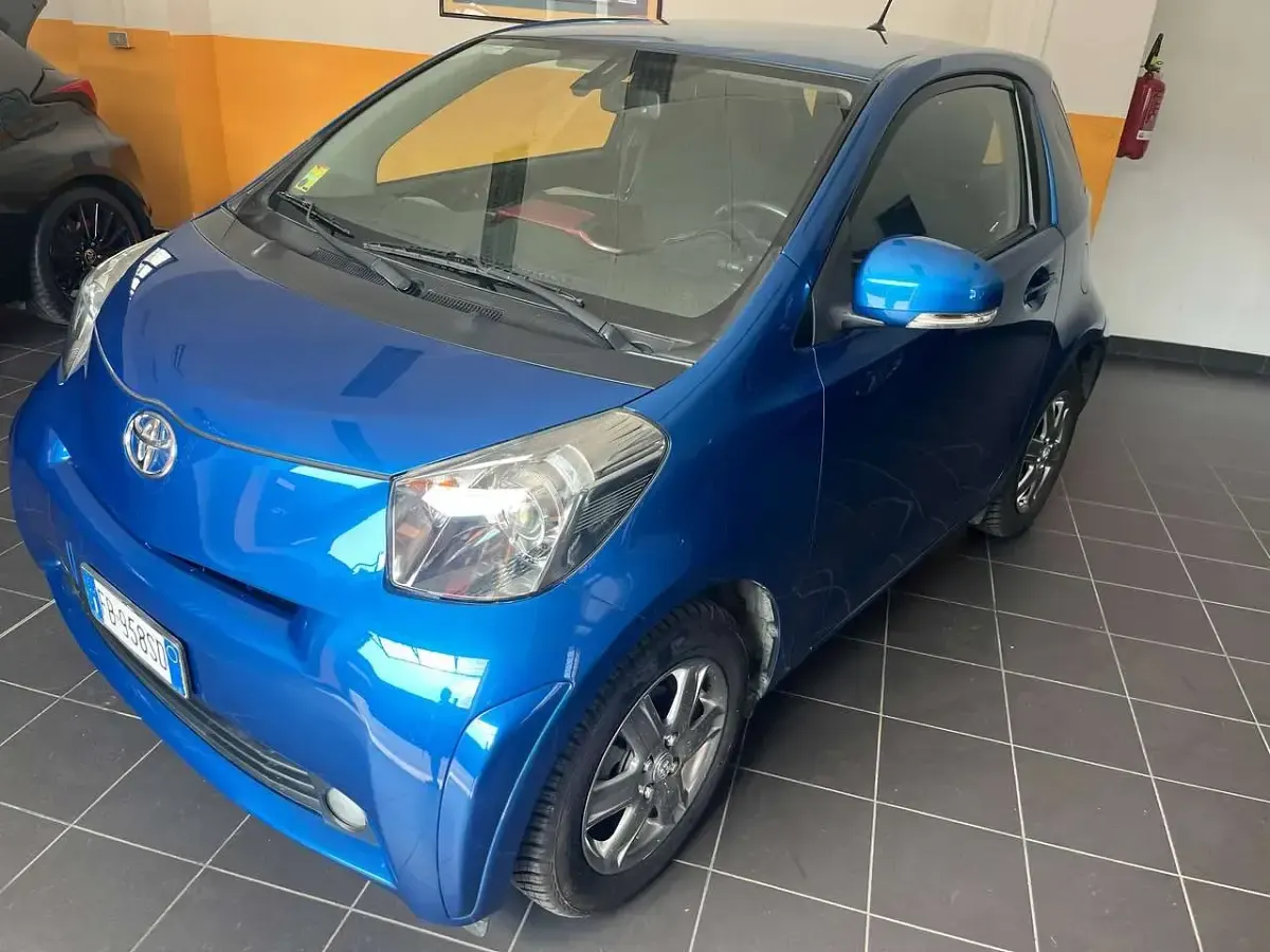 Usata Toyota iQ Lounge 68 CV (50 kW) 2012 Blu/azzurro Utilitaria