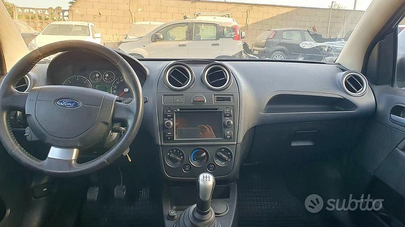 Usata Ford Fiesta 73 CV (53 kW) 2008 Blu Utilitaria