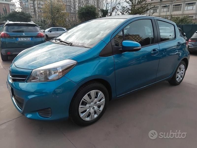 Blu Usata 2013 Toyota Yaris Tre volumi | 6299 € (Buon prezzo) - Immagine 1/4