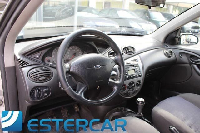 Usado Ford Focus Ghia 101 HP (74 kW) 2001 Prateado Carrinha