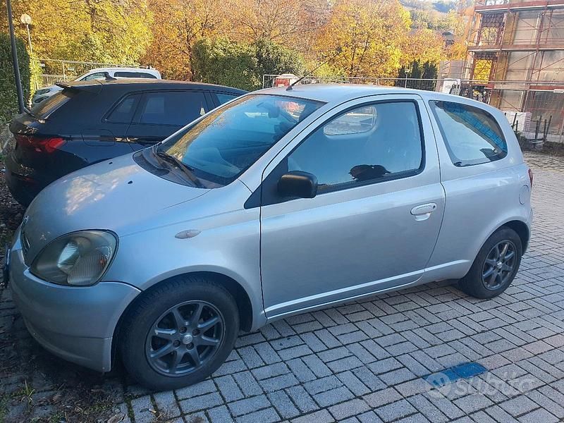 Usata Toyota Yaris 1999 Grigio Berlina