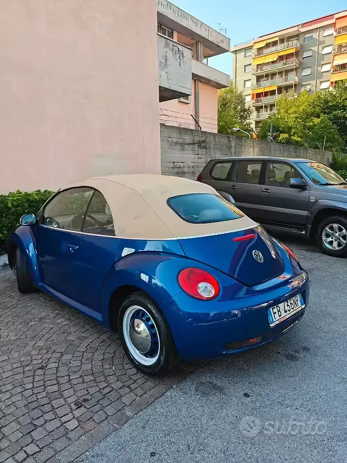 Usata VW New Beetle 105 CV (77 kW) 2008 Blu Utilitaria