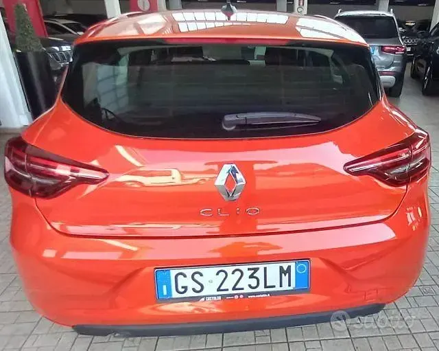 Usata Renault Clio V Equilibre 65 CV (47 kW) 2023 Arancione Berlina
