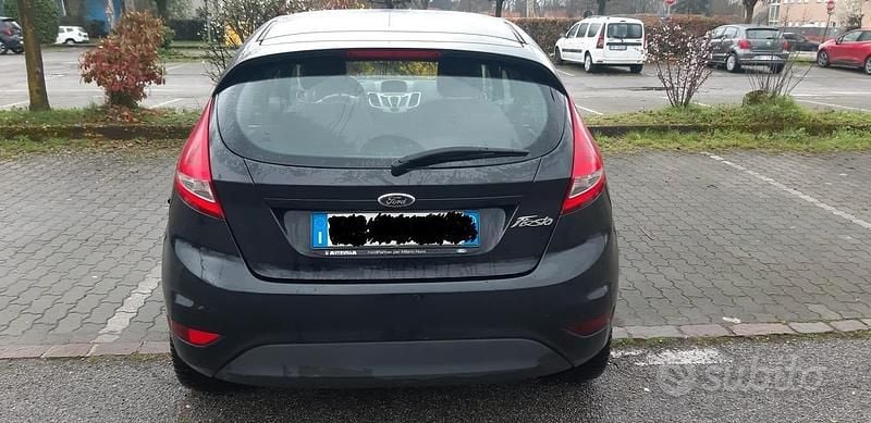 Usata Ford Fiesta 97 CV (71 kW) 2012 Nero Utilitaria