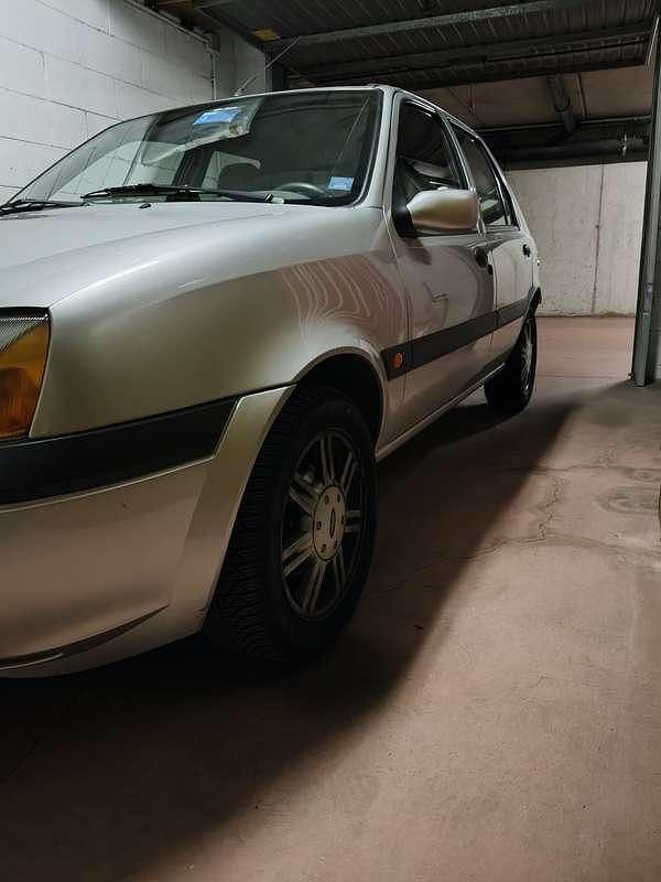 Usata Ford Fiesta Zetec 75 CV (55 kW) 2000 Argento Utilitaria