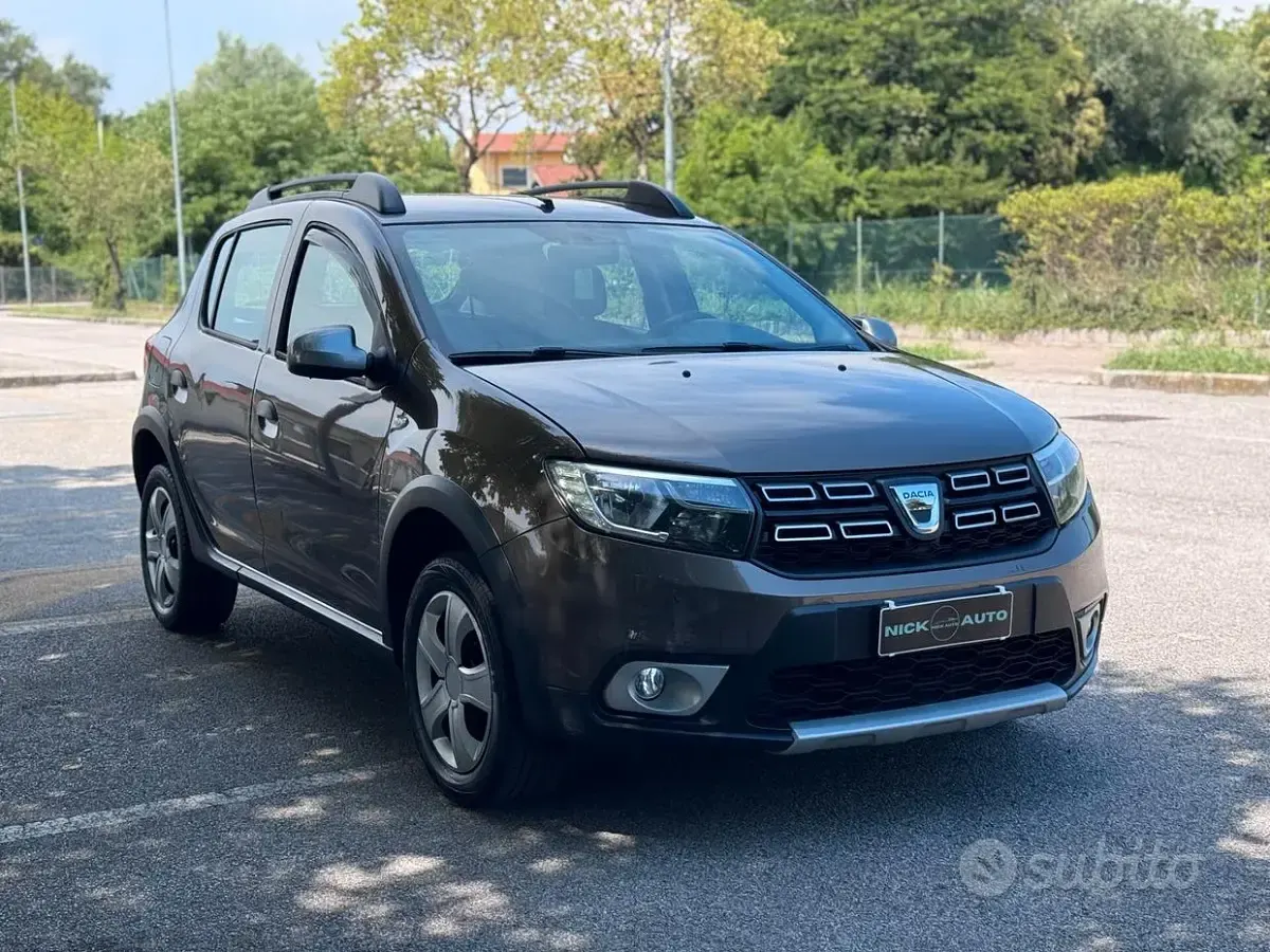 Usata Dacia Sandero Stepway 90 CV (66 kW) 2017 Marrone Berlina