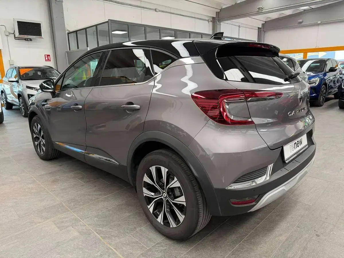 Usata Renault Captur Intens 101 CV (74 kW) 2024 Grigio scuro/tetto nero SUV