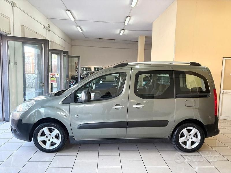 Begagnad Peugeot Partner Tepee Outdoor 90 HK (66 kW) 2010 Grön Minibuss