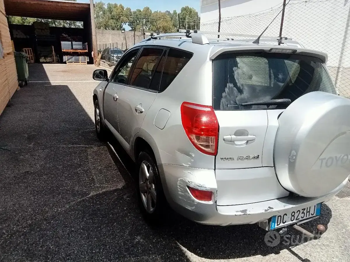 Usata Toyota RAV4 136 CV (100 kW) 2007 Grigio SUV