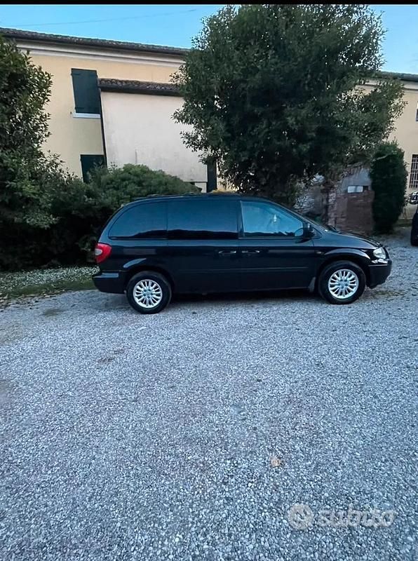 Usata Chrysler Voyager 150 CV (110 kW) 2004 Nero Monovolume