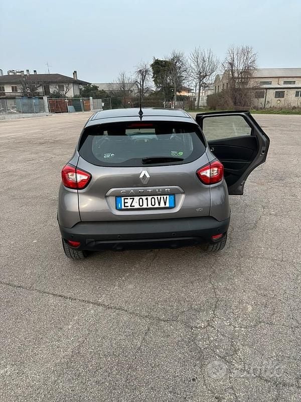 Usata Renault Captur 110 CV (80 kW) 2015 Grigio SUV