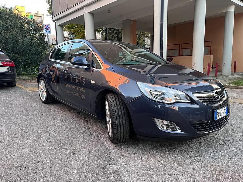 Usata Opel Astra 90 CV (66 kW) 2010 Blu Berlina