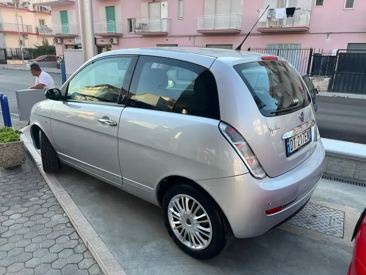 Usata Lancia Ypsilon 60 CV (44 kW) 2008 Argento Utilitaria