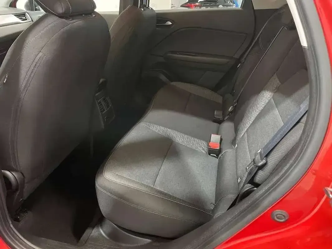 Begagnad Renault Captur Equilibre 101 HK (74 kW) 2023 Röd SUV
