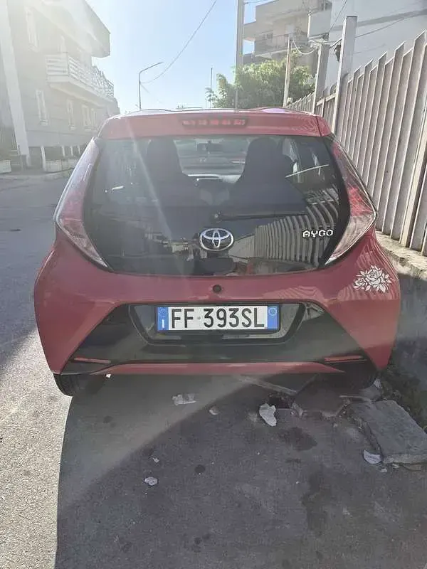 Usata Toyota Aygo X-clusiv 69 CV (50 kW) 2016 Rosso Utilitaria
